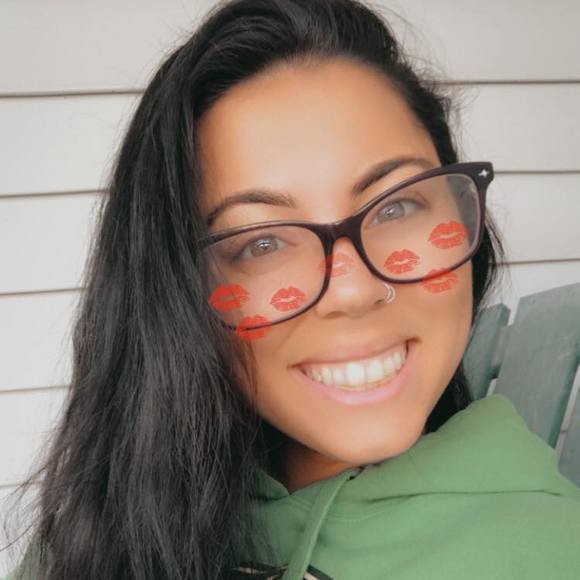 Profile Picture of Ashley Mendillo (@ashleymendillo) on Poshmark