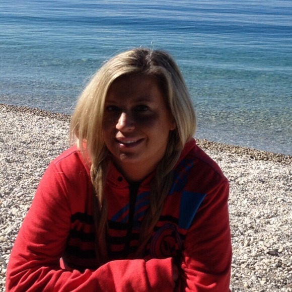 Profile Picture of Veronica Schramski (@roni296142) on Poshmark