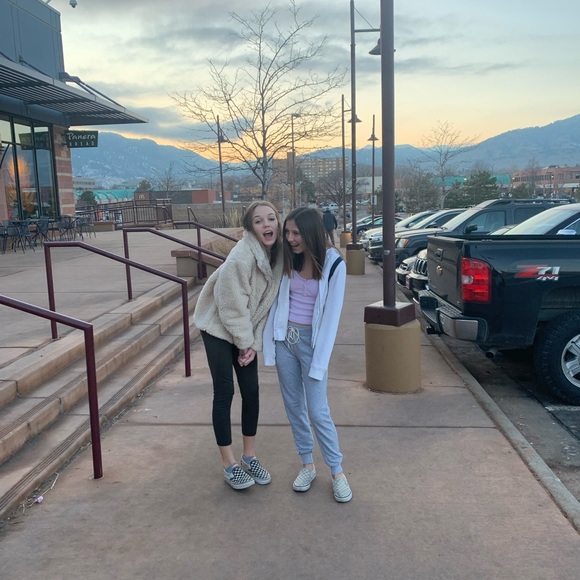 Profile Picture of Samantha Mcguirk (@samanfjdjnfnf) on Poshmark