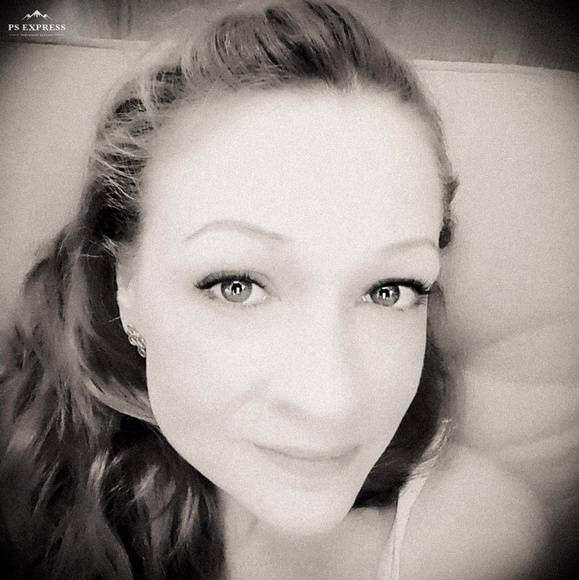 Profile Picture of Sandi Simons (@sandilynn1978) on Poshmark