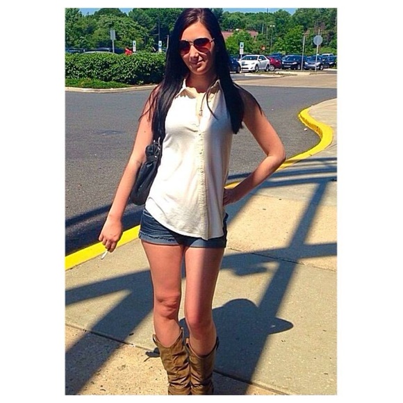 Profile Picture of Megan Comero (@meganxocomero) on Poshmark