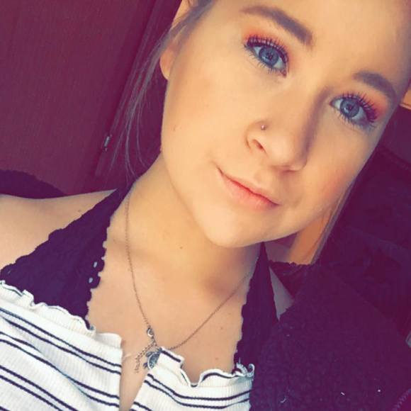 Profile Picture of Destinee Dupert (@destinee_406) on Poshmark