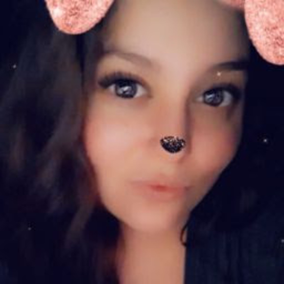 Profile Picture of Lynea Stieg (@lyneaalvarez) on Poshmark