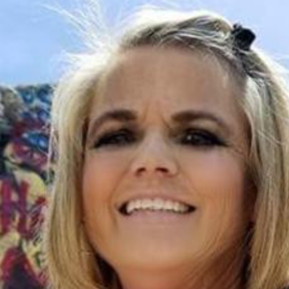 Profile Picture of Joy Burrell (@joyburrell1020) on Poshmark