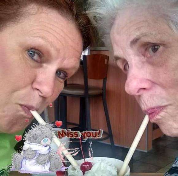 Profile Picture of Stephanie Thomas (@stephiecom) on Poshmark