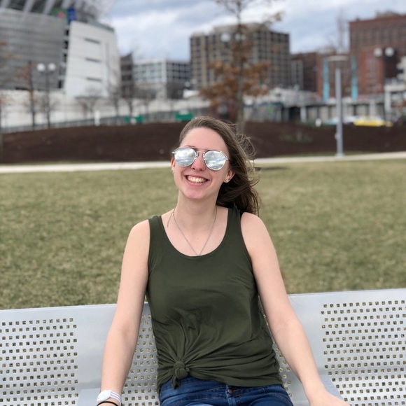 Profile Picture of Lexi Draginoff (@lexidraginoff) on Poshmark