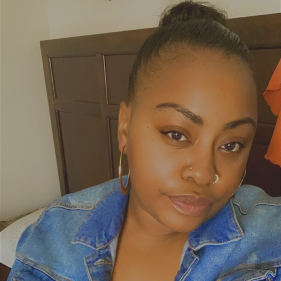 Profile Picture of Antonia Nious (@simplytoni94) on Poshmark