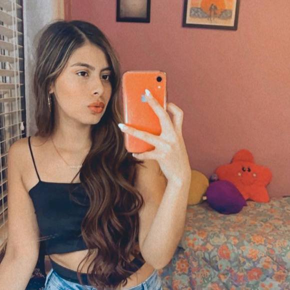 Profile Picture of Arely Castillo (@castilloaa1) on Poshmark