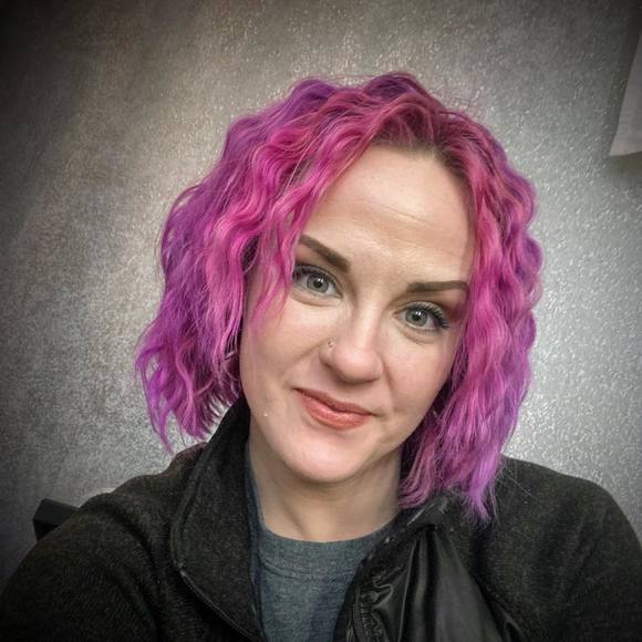 Profile Picture of Emilee Curbow (@ecurbow) on Poshmark