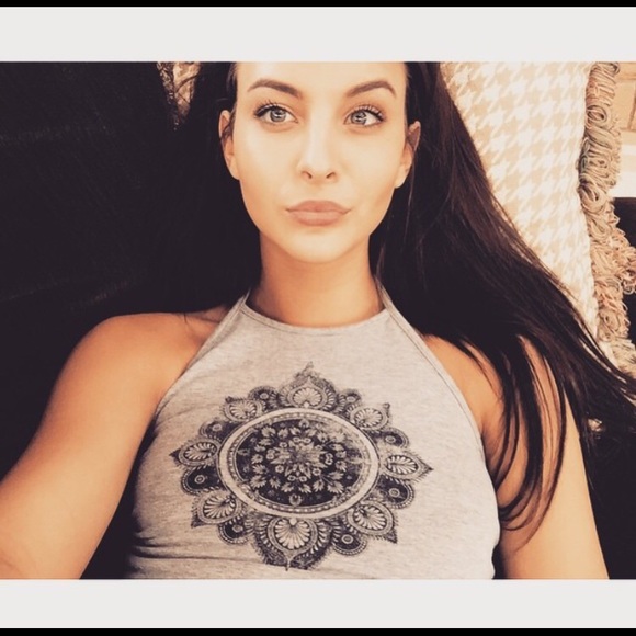Profile Picture of Julia Angelo (@juliaangelo) on Poshmark