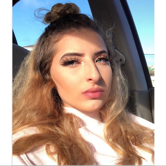 Profile Picture of Alexia Castaneda (@alexiacastaneda) on Poshmark
