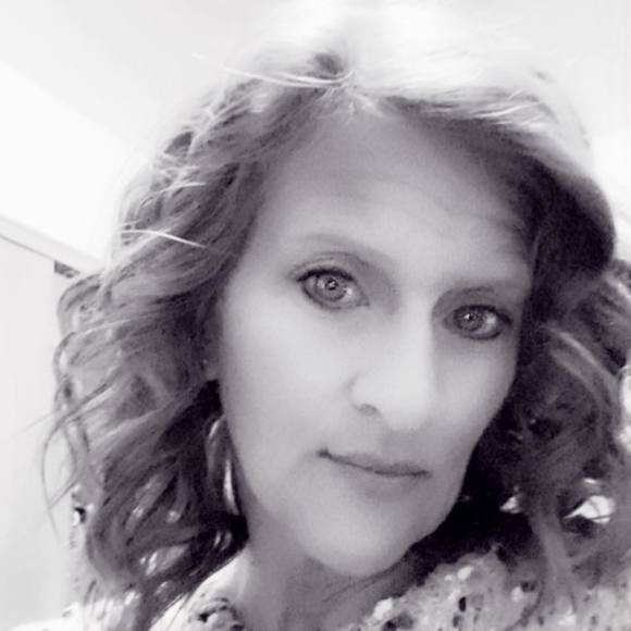 Profile Picture of Michelle Mahlman (@dayzee73) on Poshmark