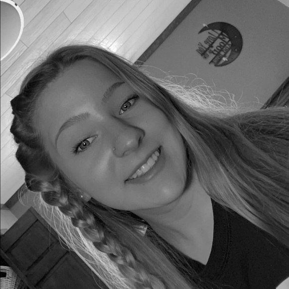 Profile Picture of Emily Dibble (@dibbleemily820) on Poshmark