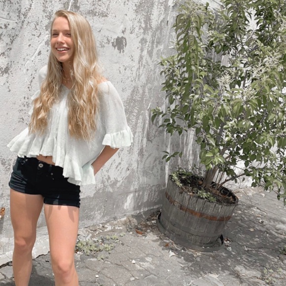 Profile Picture of Lilli Nicholas (@lillinicholas6) on Poshmark