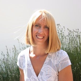 Profile Picture of Anna Stuart (@annastuartbooks) on Twitter