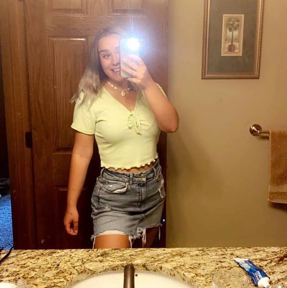 Profile Picture of Olivia Devry (@oliviadevry) on Poshmark