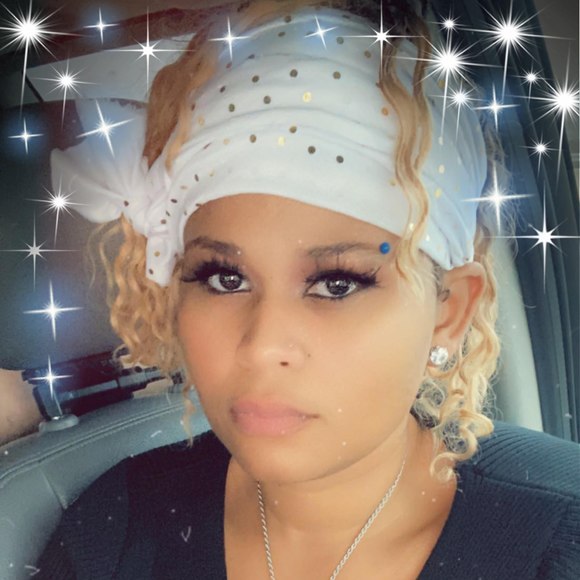 Profile Picture of Fields April (@fields_april) on Poshmark