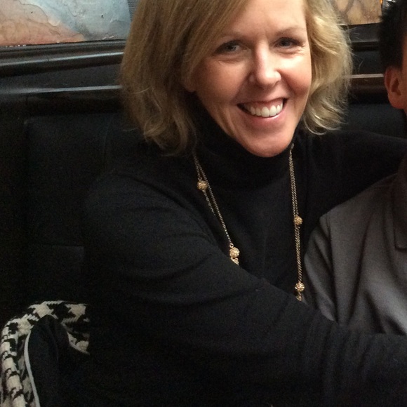 Profile Picture of Lynne Dunn (@fusfields) on Poshmark
