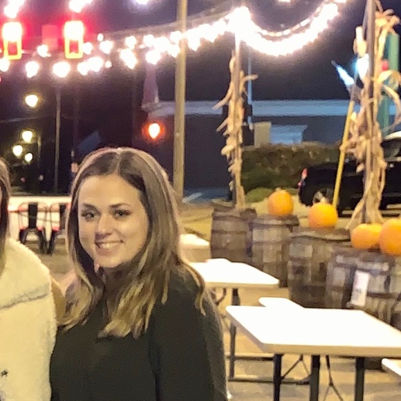 Profile Picture of Stephanie Newrones (@snewrones) on Poshmark