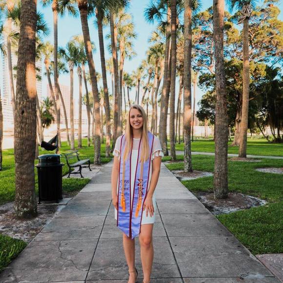 Profile Picture of Anna Wavrin (@apinkwave) on Poshmark