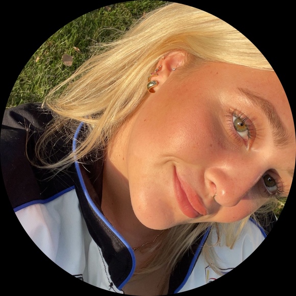 Profile Picture of Leah Brozovich (@leahajax12) on Poshmark