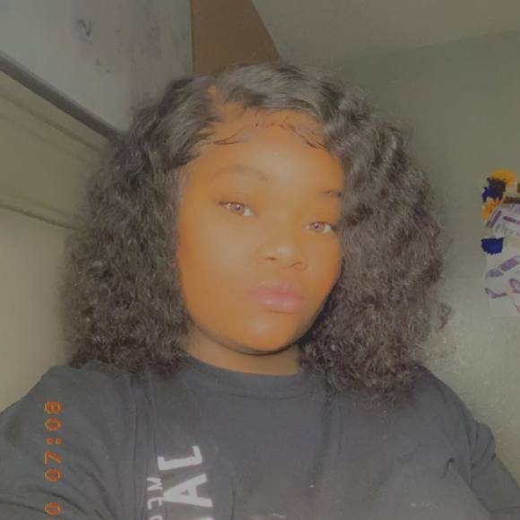 Profile Picture of Kryshonia Pinales (@kryshonia) on Poshmark