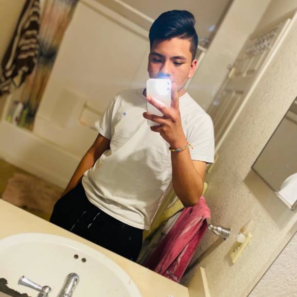 Profile Picture of Joe Gomez (@joegomez735) on Poshmark