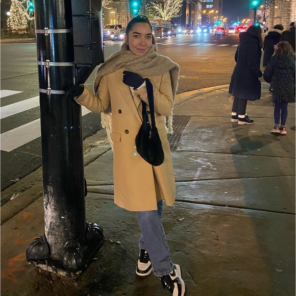 Profile Picture of Laura Illanes (@lauraillanes) on Poshmark