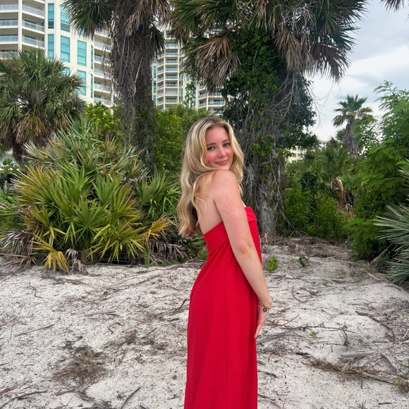 Profile Picture of Claire Moroney (@clairemoroney) on Poshmark