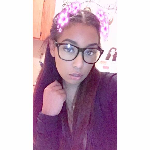 Profile Picture of Jenyeli Carrasco (@jenyeli25) on Poshmark