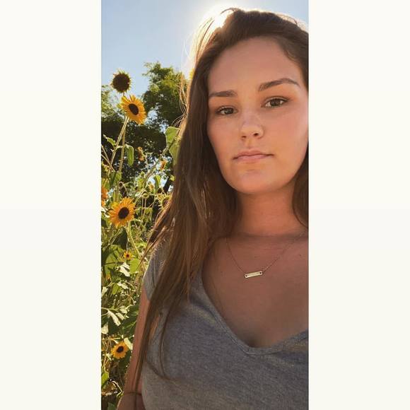 Profile Picture of Kelsie Simpson (@kelsie_simpson) on Poshmark
