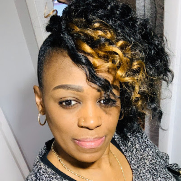 Profile Picture of Faye Daniels (@fayed004) on Poshmark