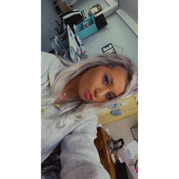 Profile Picture of Taylor Hinkelman (@tayhinkel) on Poshmark