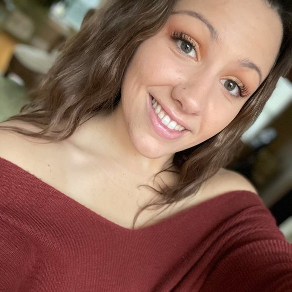 Profile Picture of Ariana Caparella (@aricaparella_) on Poshmark