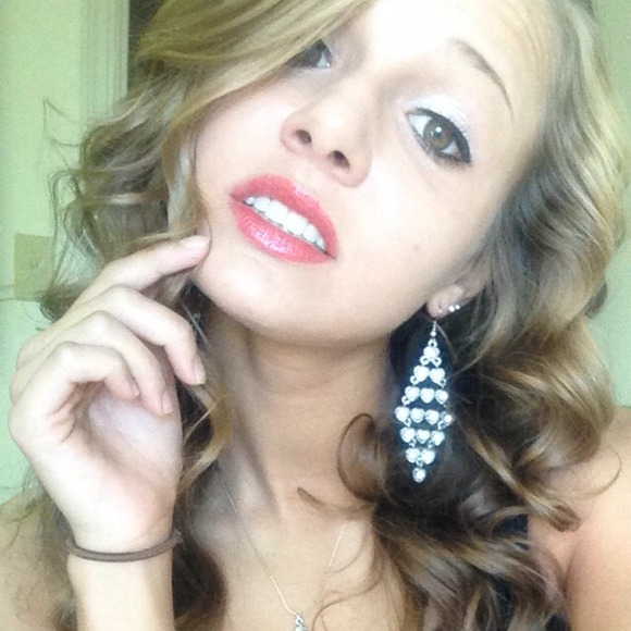 Profile Picture of Kaitlyn Glowaski (@kglowstick) on Poshmark