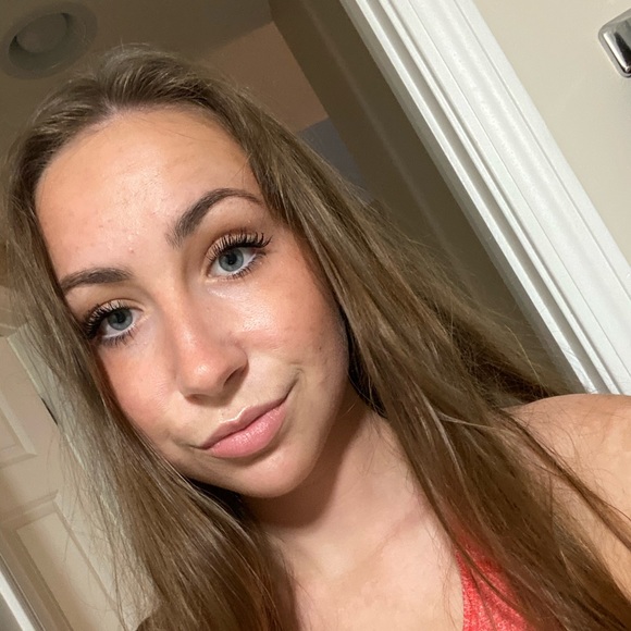 Profile Picture of Olivia Powers (@oliviaapowers) on Poshmark