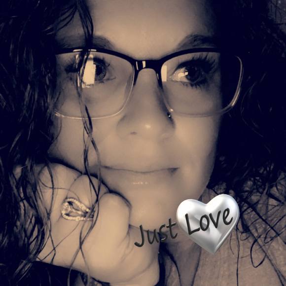 Profile Picture of Amanda Halverson (@halversonamanda) on Poshmark