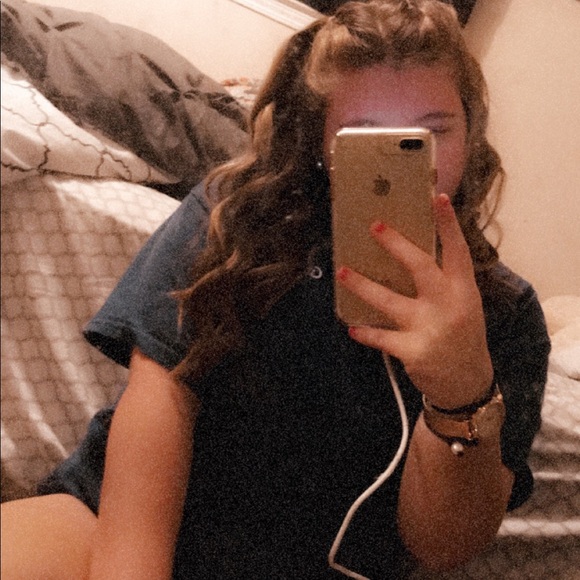 Profile Picture of Samantha Gresham (@gresham1122) on Poshmark