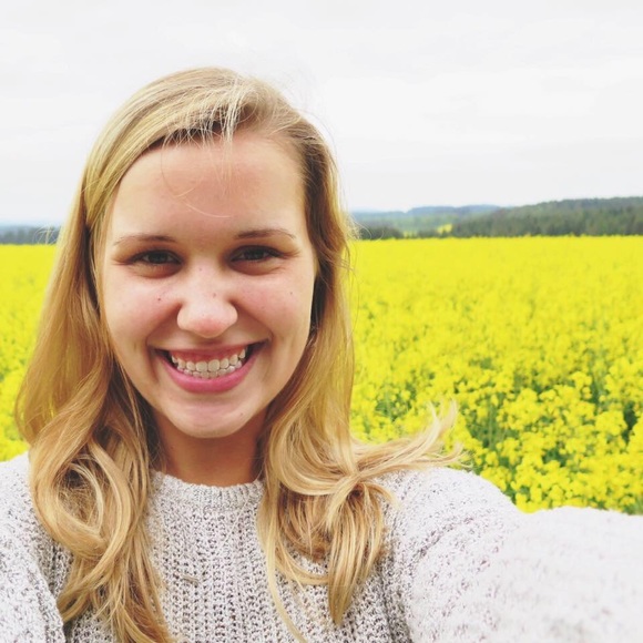 Profile Picture of Hannah Hussing (@hannahhussing) on Poshmark