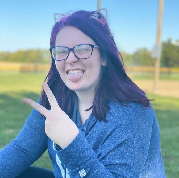 Profile Picture of Alisa Capehart (@alikat1727) on Poshmark