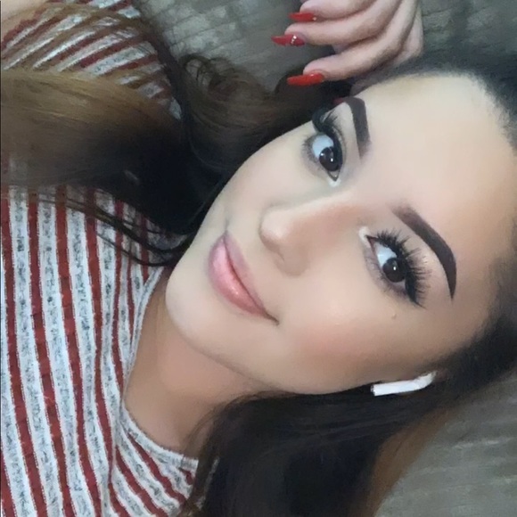 Profile Picture of Dee Calyen (@deejazelle) on Poshmark