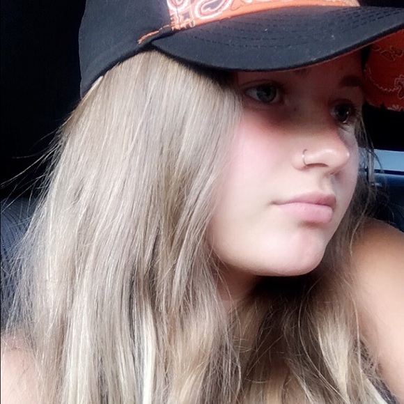 Profile Picture of Alyssa Balsz (@alyssa_balsz) on Poshmark