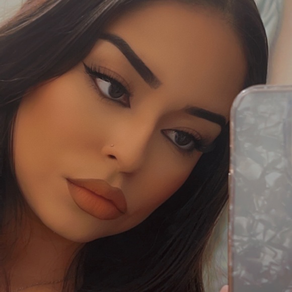 Profile Picture of Angie Guzman (@bangieboo) on Poshmark