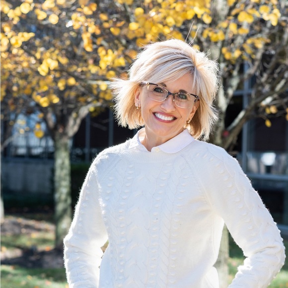 Profile Picture of Dorinda Neisel (@dneisel) on Poshmark