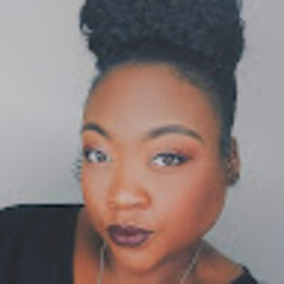 Profile Picture of Amber Nicole (@anbeautyartist) on Poshmark