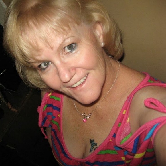 Profile Picture of Joyce Henderson (@joyhen100362) on Poshmark