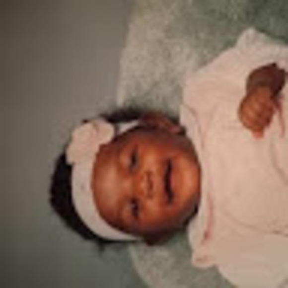 Profile Picture of Ariel Sawyer (@arielsawyer45) on Poshmark