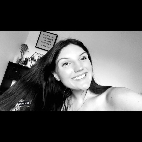 Profile Picture of Carly Taylor (@taylorcarly12) on Poshmark