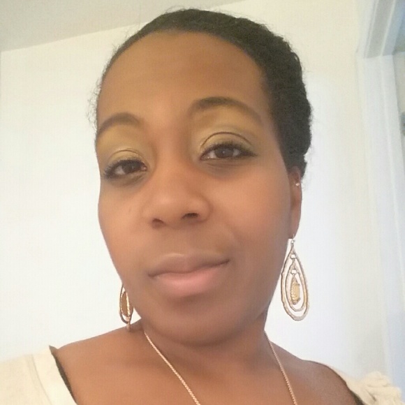 Profile Picture of Jeneen Davis (@nina823) on Poshmark