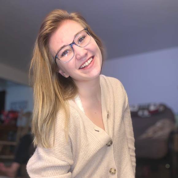 Profile Picture of Carly Baumgartner (@carlybaumgart27) on Poshmark